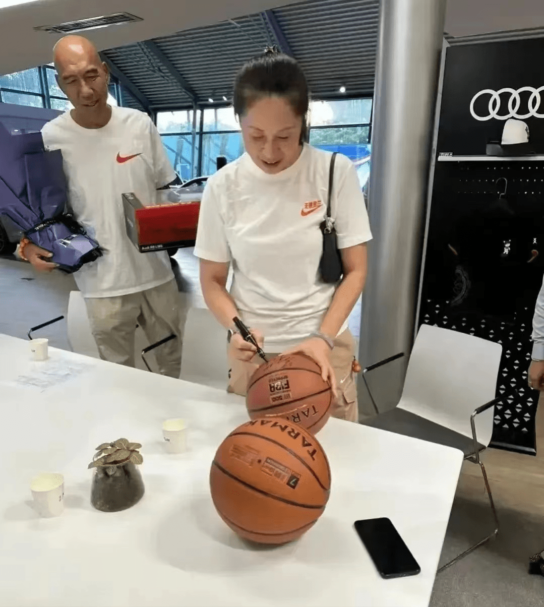 瓦伦西亚训练开放日,清晨绝杀压哨引欢呼,社区盾在即,临场指挥获称赞 瓦伦西亚训练开放日,清晨绝杀压哨引欢呼,社区盾在即,临场指挥获称赞