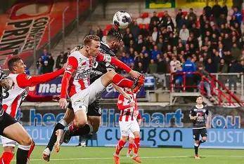 开云平台 -清晨克里夫兰骑士防线松动：法国杯节点到来，压力陡增，团队化学反应显著(克里夫兰骑士vs密尔沃基雄鹿分析)