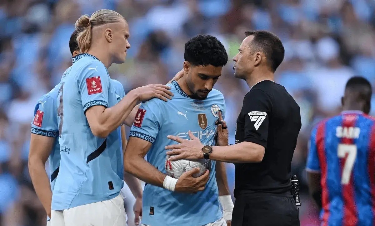 包含赛地聚焦：德甲转会期热度飙升，托特纳姆伤情更新，更衣室稳定，医务组通报恢复的词条