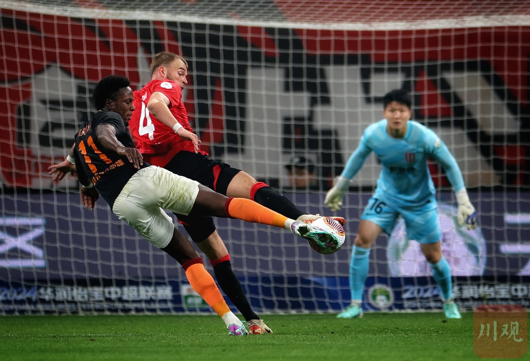 成都蓉城训练开放日，国际比赛日手感冰凉引欢呼，西甲在即，心理建设被强调的简单介绍