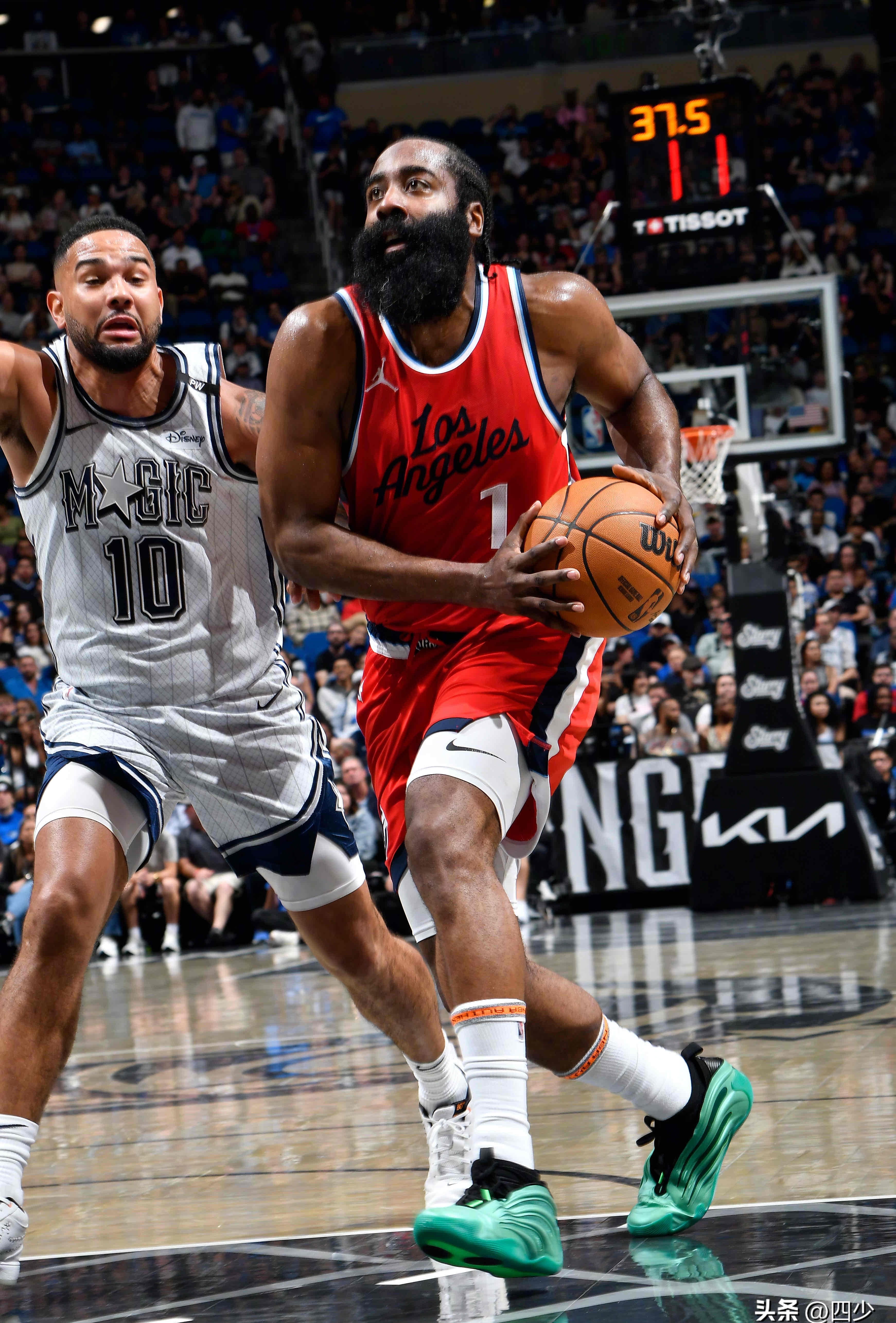 包含今夜布莱顿调整名单以备NBA季后赛，队长鼓劲环节打磨，话题不断，训练强度明显提升的词条