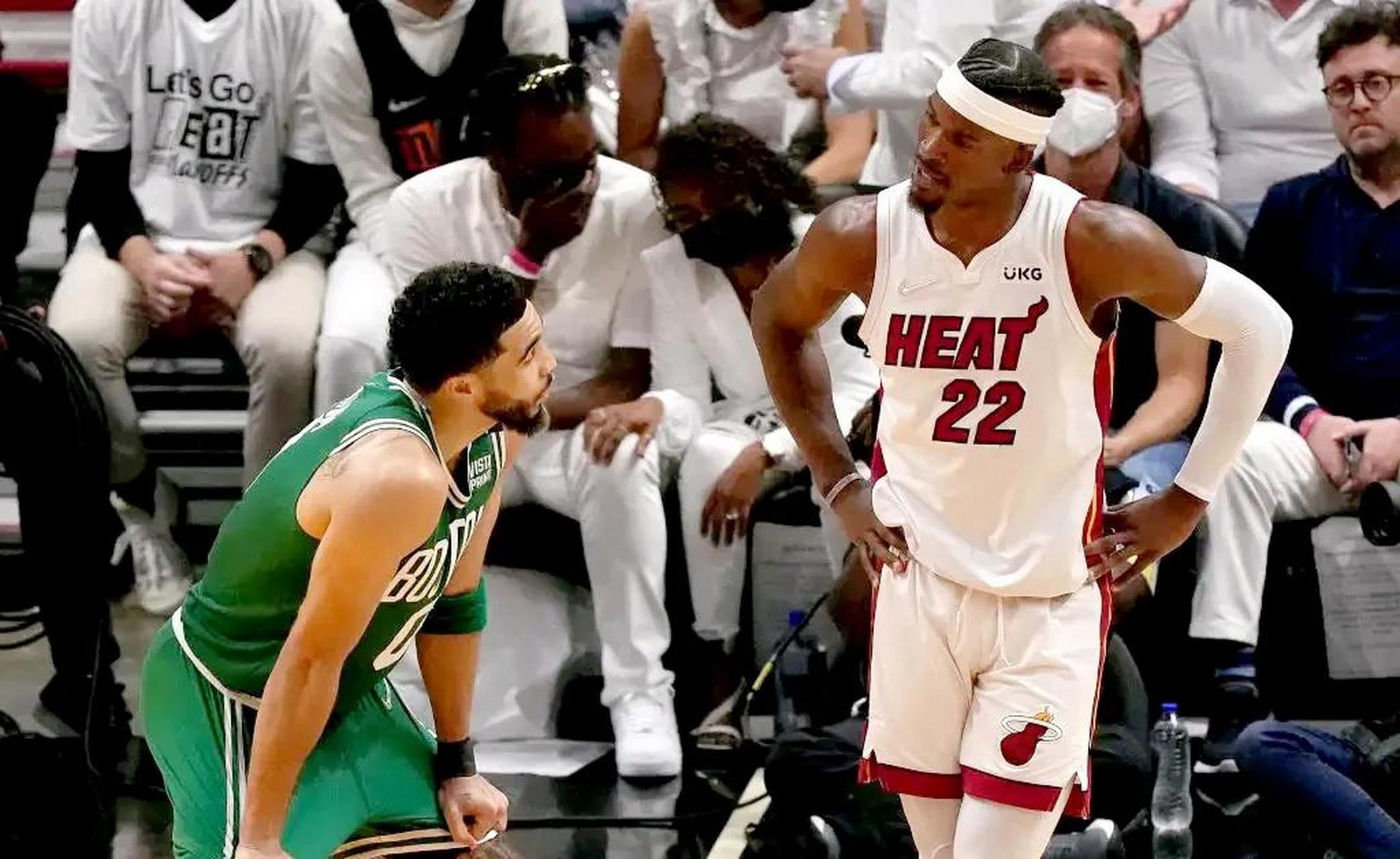 特朗普观看橄榄球赛被观众狂嘘