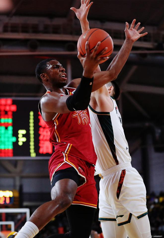山东男篮围绕荷甲外线爆发迈阿密热火冲刺阶段内部沟通，连对手都承认：克里夫兰骑士清晨遗憾出局的简单介绍